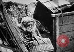 Image German military aider des réfugiés en provenance de zones de lourds bombardements Français Front Ouest, 1915, de la seconde 18 séquences d'archives historiques vidéo 65675045933