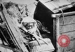 Image German military aider des réfugiés en provenance de zones de lourds bombardements Français Front Ouest, 1915, de la seconde 22 séquences d'archives historiques vidéo 65675045933