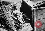Image German military aider des réfugiés en provenance de zones de lourds bombardements Français Front Ouest, 1915, de la seconde 24 séquences d'archives historiques vidéo 65675045933