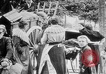 Image German military aider des réfugiés en provenance de zones de lourds bombardements Français Front Ouest, 1915, de la seconde 27 séquences d'archives historiques vidéo 65675045933