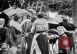 Image German military aider des réfugiés en provenance de zones de lourds bombardements Français Front Ouest, 1915, de la seconde 29 séquences d'archives historiques vidéo 65675045933