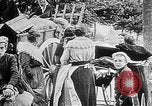 Image German military aider des réfugiés en provenance de zones de lourds bombardements Français Front Ouest, 1915, de la seconde 30 séquences d'archives historiques vidéo 65675045933