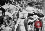 Image German military aider des réfugiés en provenance de zones de lourds bombardements Français Front Ouest, 1915, de la seconde 31 séquences d'archives historiques vidéo 65675045933