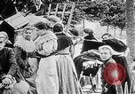 Image German military aider des réfugiés en provenance de zones de lourds bombardements Français Front Ouest, 1915, de la seconde 34 séquences d'archives historiques vidéo 65675045933