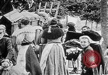 Image German military aider des réfugiés en provenance de zones de lourds bombardements Français Front Ouest, 1915, de la seconde 35 séquences d'archives historiques vidéo 65675045933