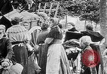 Image German military aider des réfugiés en provenance de zones de lourds bombardements Français Front Ouest, 1915, de la seconde 36 séquences d'archives historiques vidéo 65675045933
