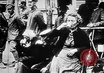 Image German military aider des réfugiés en provenance de zones de lourds bombardements Français Front Ouest, 1915, de la seconde 50 séquences d'archives historiques vidéo 65675045933