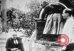 Image German military aider des réfugiés en provenance de zones de lourds bombardements Français Front Ouest, 1915, de la seconde 52 séquences d'archives historiques vidéo 65675045933
