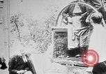 Image German military aider des réfugiés en provenance de zones de lourds bombardements Français Front Ouest, 1915, de la seconde 54 séquences d'archives historiques vidéo 65675045933