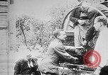 Image German military aider des réfugiés en provenance de zones de lourds bombardements Français Front Ouest, 1915, de la seconde 55 séquences d'archives historiques vidéo 65675045933