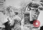 Image German military aider des réfugiés en provenance de zones de lourds bombardements Français Front Ouest, 1915, de la seconde 56 séquences d'archives historiques vidéo 65675045933