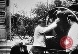Image German military aider des réfugiés en provenance de zones de lourds bombardements Français Front Ouest, 1915, de la seconde 58 séquences d'archives historiques vidéo 65675045933