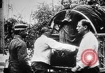 Image German military aider des réfugiés en provenance de zones de lourds bombardements Français Front Ouest, 1915, de la seconde 60 séquences d'archives historiques vidéo 65675045933