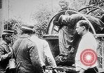 Image German military aider des réfugiés en provenance de zones de lourds bombardements Français Front Ouest, 1915, de la seconde 61 séquences d'archives historiques vidéo 65675045933