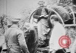 Image German military aider des réfugiés en provenance de zones de lourds bombardements Français Front Ouest, 1915, de la seconde 62 séquences d'archives historiques vidéo 65675045933