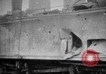Image les soldats allemands examinent capturés ferroviaire français gun France, 1918, de la seconde 18 séquences d'archives historiques vidéo 65675045934