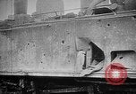 Image les soldats allemands examinent capturés ferroviaire français gun France, 1918, de la seconde 19 séquences d'archives historiques vidéo 65675045934