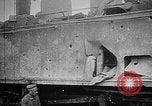 Image les soldats allemands examinent capturés ferroviaire français gun France, 1918, de la seconde 21 séquences d'archives historiques vidéo 65675045934