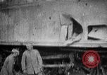 Image les soldats allemands examinent capturés ferroviaire français gun France, 1918, de la seconde 24 séquences d'archives historiques vidéo 65675045934