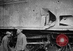 Image les soldats allemands examinent capturés ferroviaire français gun France, 1918, de la seconde 25 séquences d'archives historiques vidéo 65675045934
