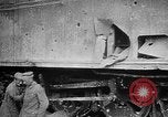 Image les soldats allemands examinent capturés ferroviaire français gun France, 1918, de la seconde 26 séquences d'archives historiques vidéo 65675045934