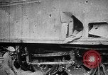 Image les soldats allemands examinent capturés ferroviaire français gun France, 1918, de la seconde 27 séquences d'archives historiques vidéo 65675045934
