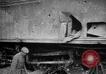 Image les soldats allemands examinent capturés ferroviaire français gun France, 1918, de la seconde 28 séquences d'archives historiques vidéo 65675045934
