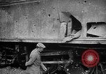 Image les soldats allemands examinent capturés ferroviaire français gun France, 1918, de la seconde 29 séquences d'archives historiques vidéo 65675045934