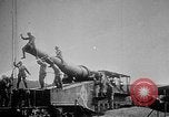 Image les soldats allemands examinent capturés ferroviaire français gun France, 1918, de la seconde 45 séquences d'archives historiques vidéo 65675045934