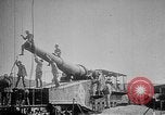 Image les soldats allemands examinent capturés ferroviaire français gun France, 1918, de la seconde 46 séquences d'archives historiques vidéo 65675045934