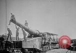 Image les soldats allemands examinent capturés ferroviaire français gun France, 1918, de la seconde 47 séquences d'archives historiques vidéo 65675045934