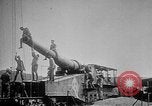 Image les soldats allemands examinent capturés ferroviaire français gun France, 1918, de la seconde 48 séquences d'archives historiques vidéo 65675045934