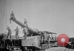 Image les soldats allemands examinent capturés ferroviaire français gun France, 1918, de la seconde 49 séquences d'archives historiques vidéo 65675045934