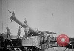 Image les soldats allemands examinent capturés ferroviaire français gun France, 1918, de la seconde 50 séquences d'archives historiques vidéo 65675045934