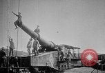 Image les soldats allemands examinent capturés ferroviaire français gun France, 1918, de la seconde 53 séquences d'archives historiques vidéo 65675045934