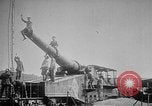 Image les soldats allemands examinent capturés ferroviaire français gun France, 1918, de la seconde 54 séquences d'archives historiques vidéo 65675045934