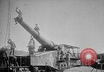 Image les soldats allemands examinent capturés ferroviaire français gun France, 1918, de la seconde 56 séquences d'archives historiques vidéo 65675045934