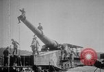 Image les soldats allemands examinent capturés ferroviaire français gun France, 1918, de la seconde 57 séquences d'archives historiques vidéo 65675045934