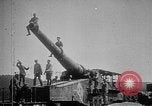 Image les soldats allemands examinent capturés ferroviaire français gun France, 1918, de la seconde 59 séquences d'archives historiques vidéo 65675045934