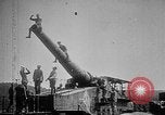 Image les soldats allemands examinent capturés ferroviaire français gun France, 1918, de la seconde 60 séquences d'archives historiques vidéo 65675045934