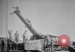 Image les soldats allemands examinent capturés ferroviaire français gun France, 1918, de la seconde 61 séquences d'archives historiques vidéo 65675045934