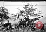 Standbild Deutsche Artilleristen Brand 77 cm Feldkanone 16 Frankreich, 1916, aus Sekunde 4 historischem Filmmaterial Videoclip 65675045940
