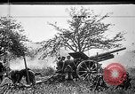 Standbild Deutsche Artilleristen Brand 77 cm Feldkanone 16 Frankreich, 1916, aus Sekunde 5 historischem Filmmaterial Videoclip 65675045940