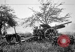 Standbild Deutsche Artilleristen Brand 77 cm Feldkanone 16 Frankreich, 1916, aus Sekunde 8 historischem Filmmaterial Videoclip 65675045940
