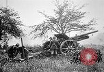 Standbild Deutsche Artilleristen Brand 77 cm Feldkanone 16 Frankreich, 1916, aus Sekunde 10 historischem Filmmaterial Videoclip 65675045940