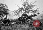 Standbild Deutsche Artilleristen Brand 77 cm Feldkanone 16 Frankreich, 1916, aus Sekunde 11 historischem Filmmaterial Videoclip 65675045940