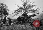 Standbild Deutsche Artilleristen Brand 77 cm Feldkanone 16 Frankreich, 1916, aus Sekunde 12 historischem Filmmaterial Videoclip 65675045940