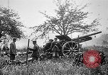 Standbild Deutsche Artilleristen Brand 77 cm Feldkanone 16 Frankreich, 1916, aus Sekunde 13 historischem Filmmaterial Videoclip 65675045940