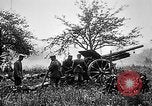 Standbild Deutsche Artilleristen Brand 77 cm Feldkanone 16 Frankreich, 1916, aus Sekunde 14 historischem Filmmaterial Videoclip 65675045940