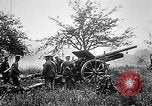 Standbild Deutsche Artilleristen Brand 77 cm Feldkanone 16 Frankreich, 1916, aus Sekunde 16 historischem Filmmaterial Videoclip 65675045940